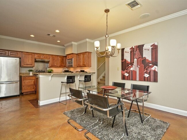 Building Photo - 907 Ellingson Ln