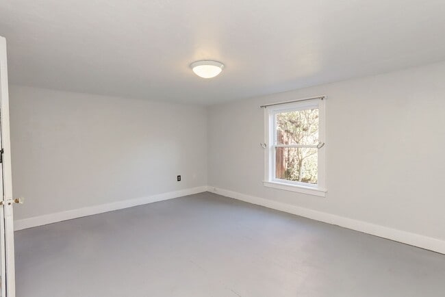 Building Photo - 3 Bed / 2 Bath Cayuga Terrace single family home with garage parking and private backyard. YouTub...