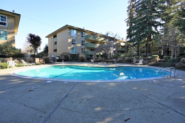 Building Photo - Beautifully Updated Condo in Great Mountai...