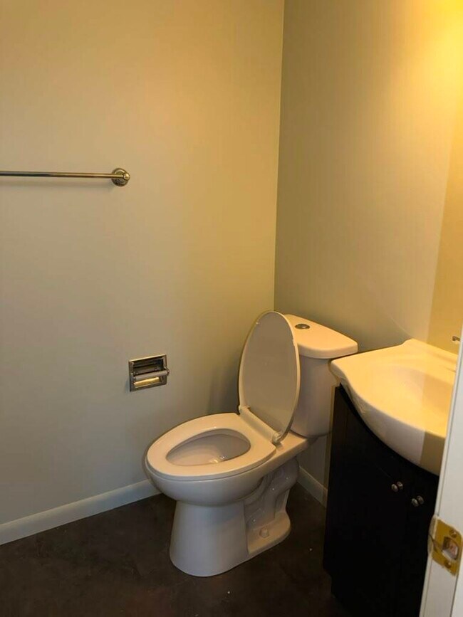 Building Photo - 302 Creekside Dr