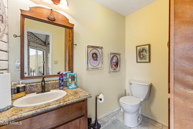 Building Photo - 322 N Cleopatra St