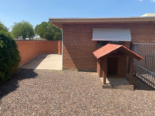 Building Photo - Eastside 3 bed 2 bath - Pool and Garage