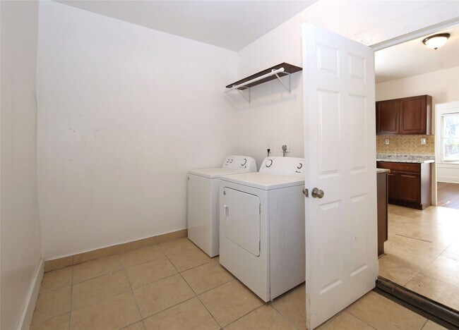 Building Photo - 120 N Edgewood St