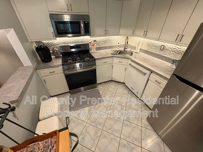 Building Photo - 60 Versailles Ct