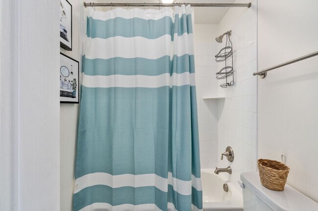 Building Photo - LIKE-NEW 3-LEVEL TOWNHOME IN FREDERICKSBURG