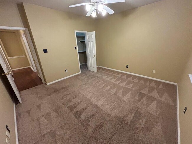 Building Photo - 2909 Yandall Dr