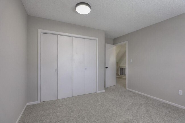 Building Photo - 1008 NW Roanoke Dr