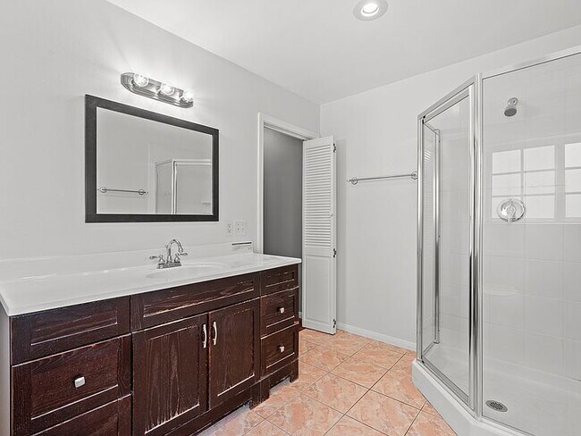 Building Photo - "Spacious 4-Bed, 3-Bath Oasis in Prime Los Angeles Location - 2080 Sq Ft of Comfort!"