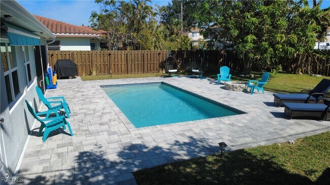 Building Photo - 560 E Valley Dr