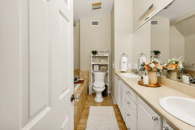 Building Photo - 2949 Ocean Front Walk