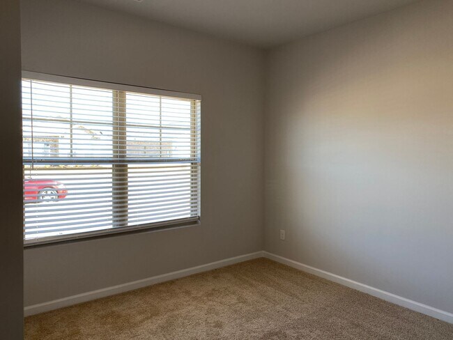 Building Photo - Four years old newer Four Bedroom in Meridianville