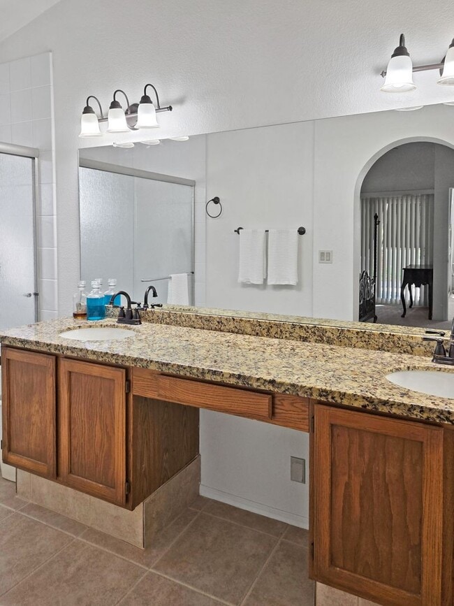 Building Photo - 11246 E Poinsettia Dr