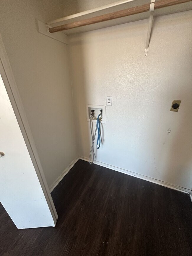 Building Photo - AVAILABLE NOW!!! ACCEPTING SECTION 8