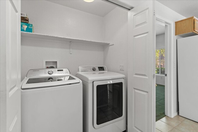 Building Photo - 2 Bedroom Condo Available in September!