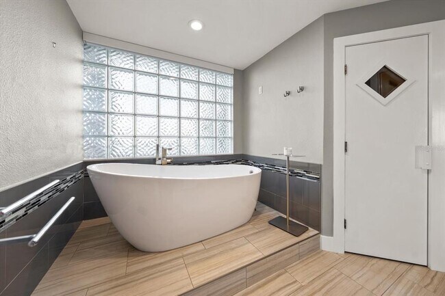 Building Photo - 1560 Gulf Blvd