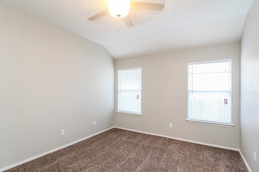 Building Photo - 1040 Glencrest Dr