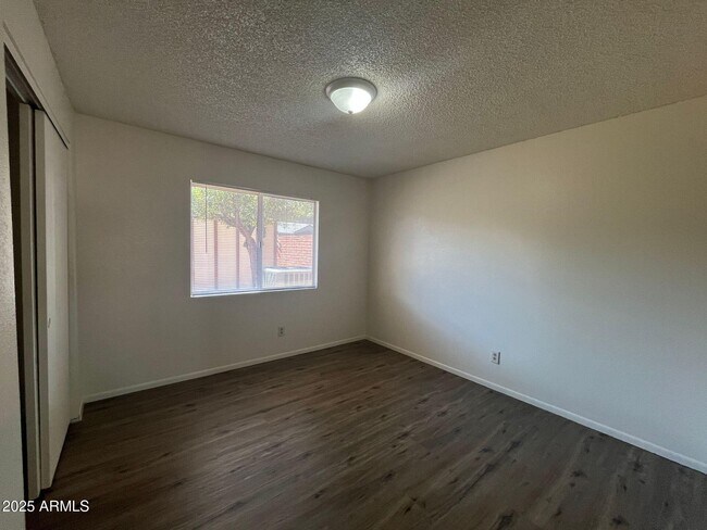 Building Photo - 1300 E Buckhorn Dr