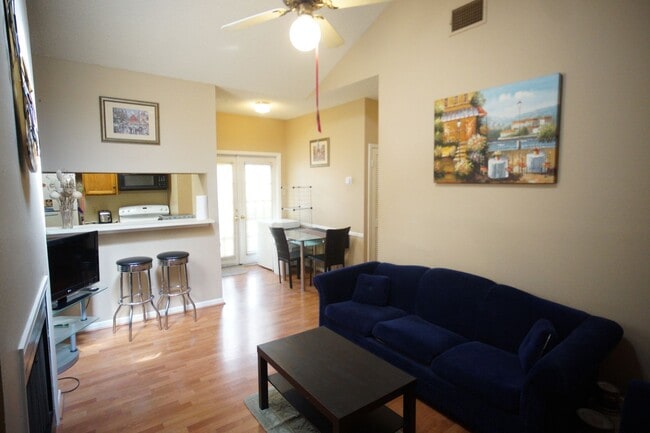 Primary Photo - Quiet 2/2 Furnished Condo in West Campus