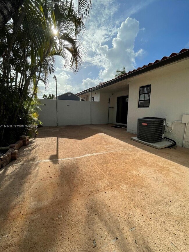 Building Photo - 9460 SW 4th Ln