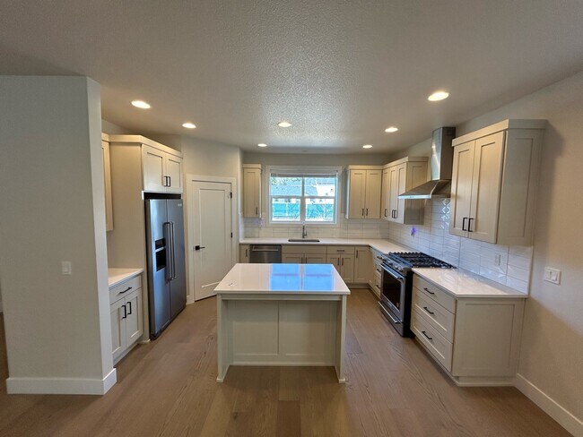 Building Photo - 20211 Glen Vista Rd