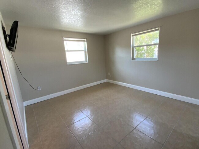 Building Photo - Beautiful 2 bed, 2 updated baths home in the sought-after boating community of Gulf Harbors.