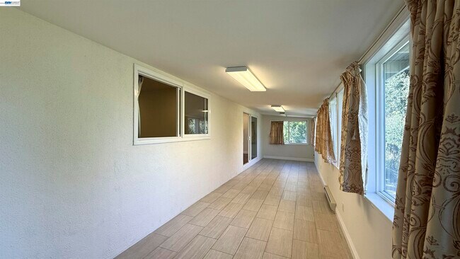 Building Photo - 3682 Seven Hills Rd