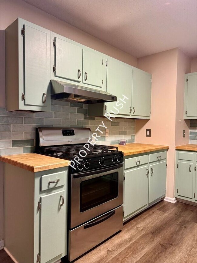 Building Photo - 1110 Fernway Cir