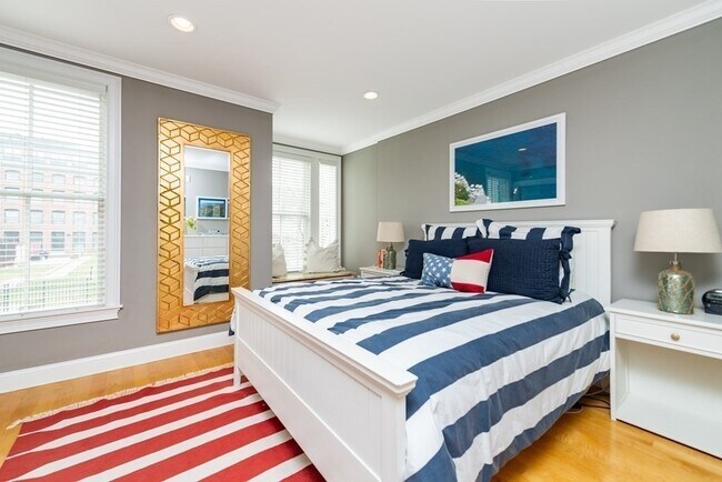 Building Photo - 880 E 2nd St