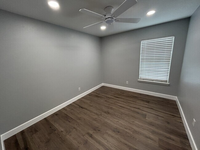 Building Photo - 2312 W Birch St