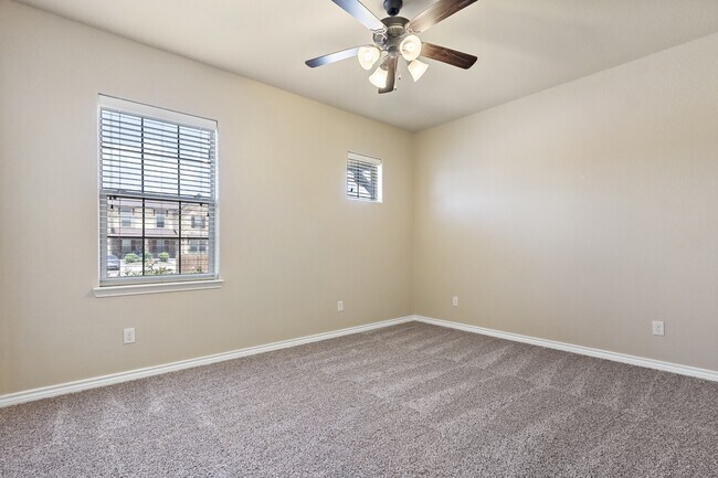 Building Photo - 425 Baby Bear Dr