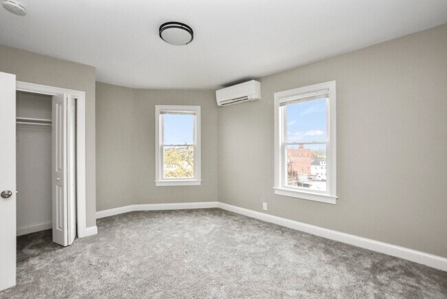 Building Photo - 27 Oak St