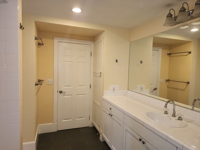 Building Photo - Spacious 3BR/3BA in Sought- After Queen Anne Location