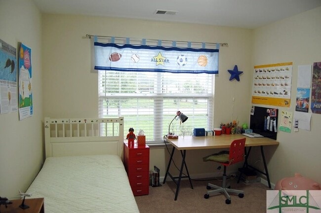 Building Photo - 3 Bedroom/2Bath+Bonus Room & Private Back Yard