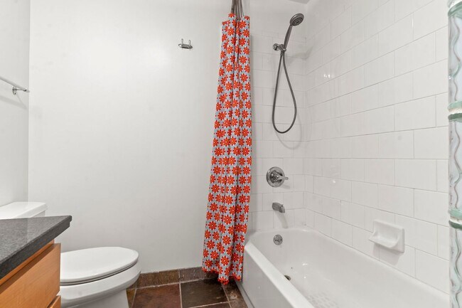 Building Photo - Lovely 2 Bed, 1.5 Bi-Level Hayes Valley Co...