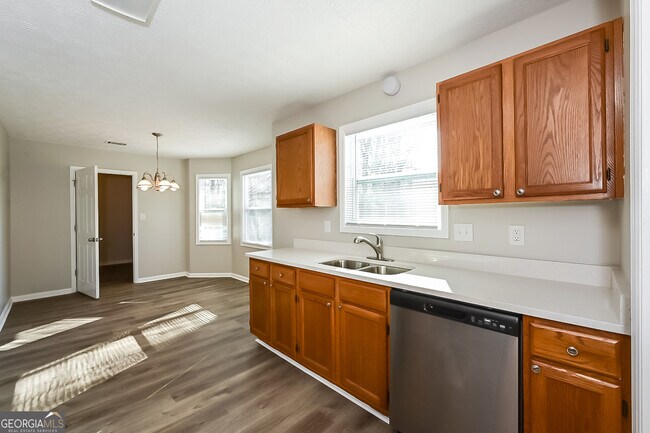 Building Photo - 561 Sunnyhill Dr