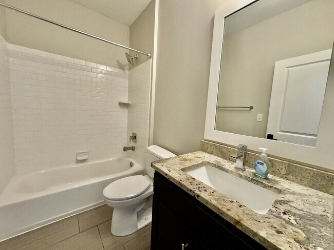 Building Photo - Two Bedroom Condo in the Heart of the Bluffton Promenade!