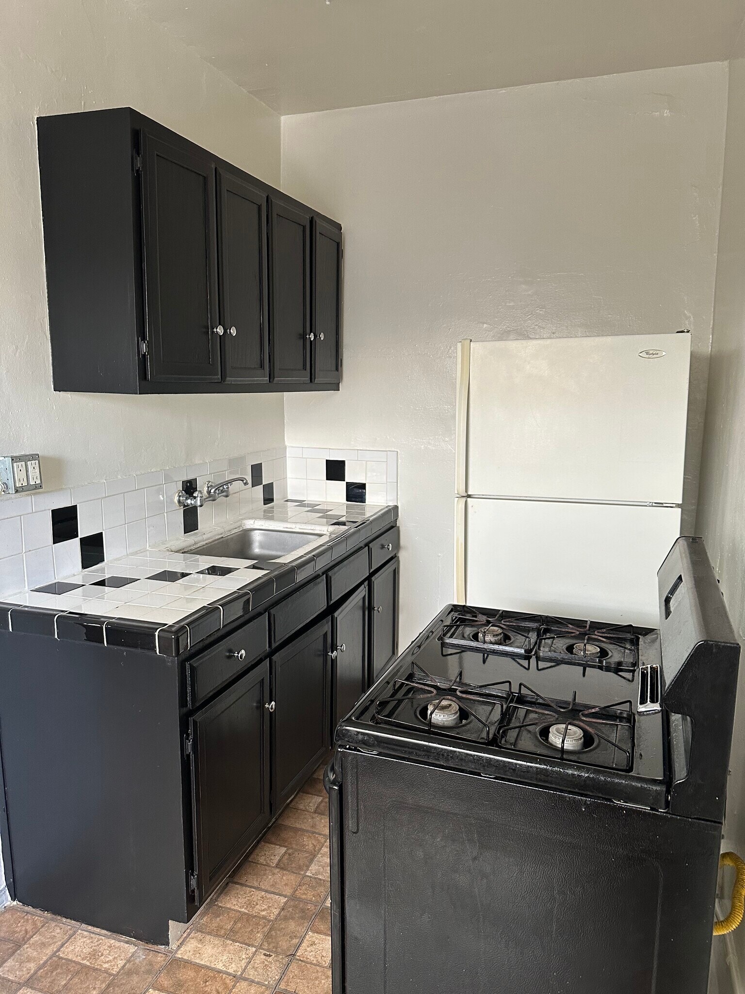gas stove and fridge - 545 S Hobart Blvd