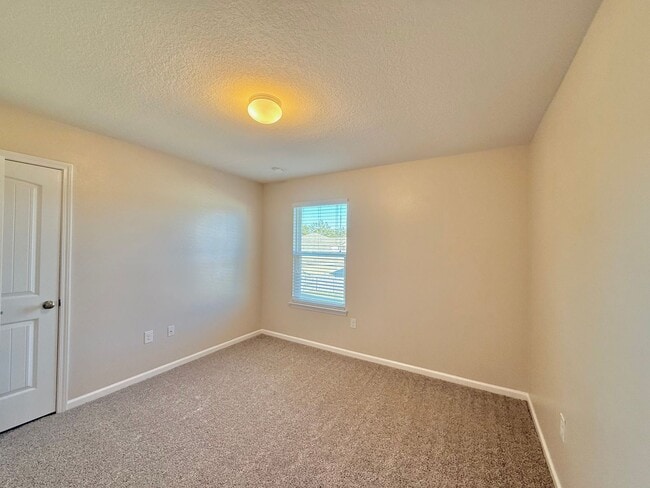 Building Photo - Spacious 5-Bedroom Home - Open Concept