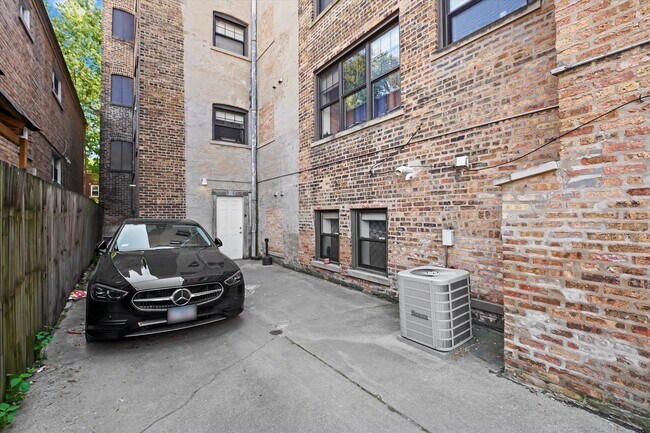 Building Photo - 6300 N Rockwell St