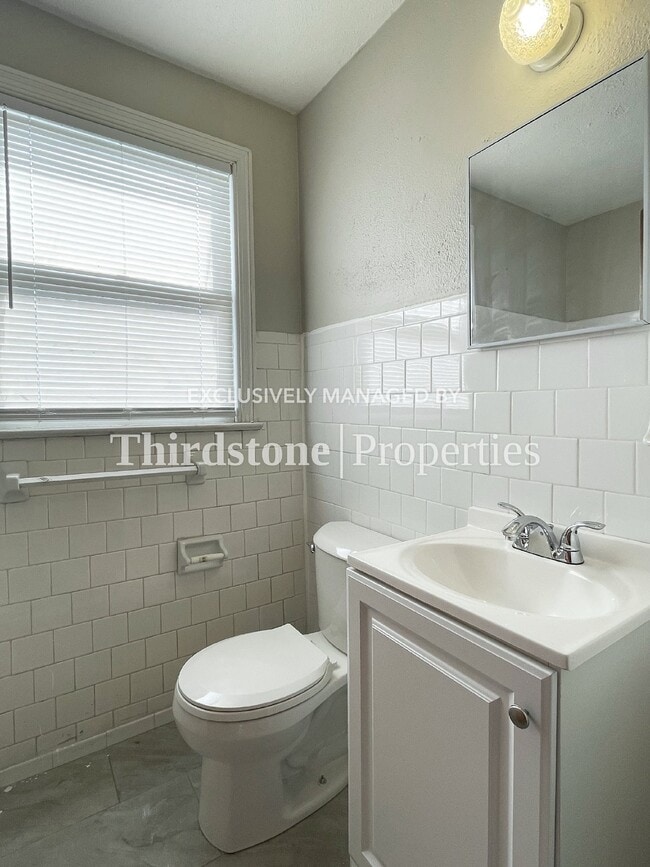 Building Photo - 318 E 19th St