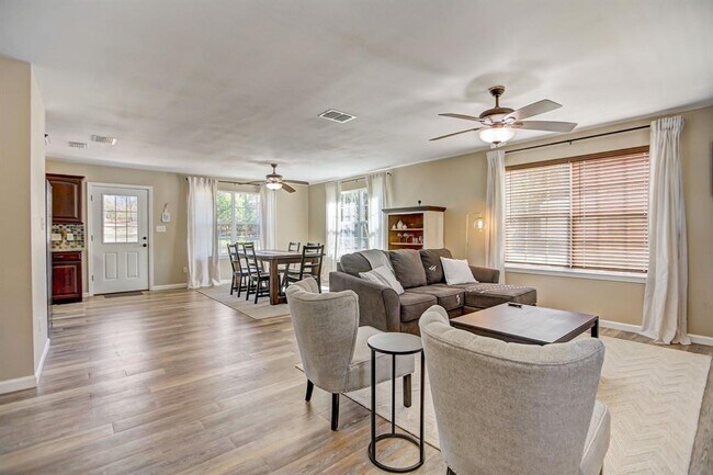Building Photo - 460 Pine Tree Loop