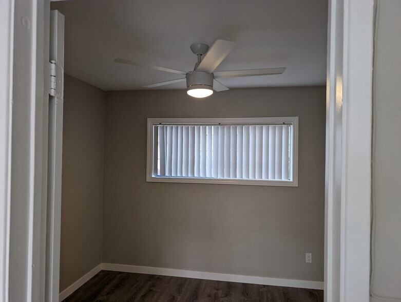 bedroom - 4431 College Ave