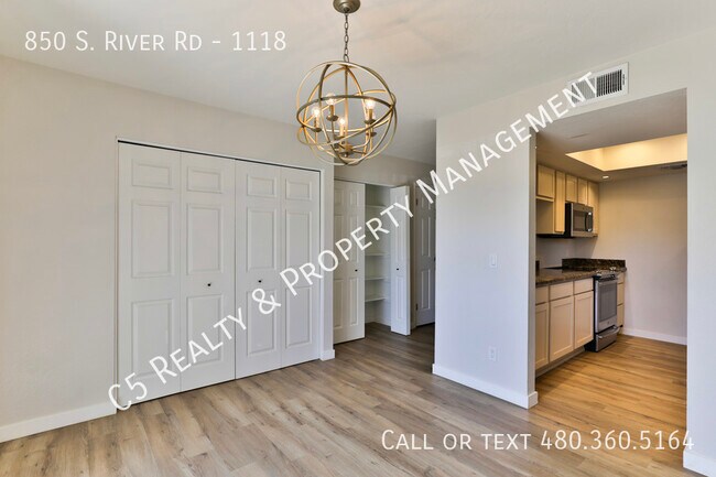 Building Photo - 850 S River Dr