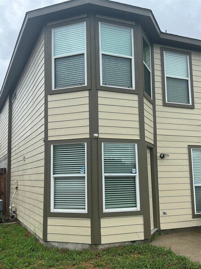 Building Photo - 12035 Duane St