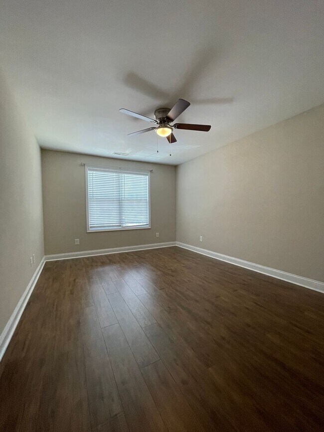 Building Photo - 3 Bedroom 3 Bathroom in Haymount! Pets okay