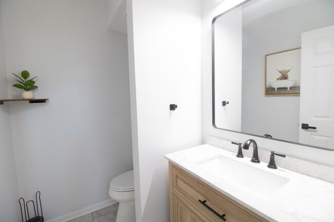 Building Photo - 1843 W White Oak St