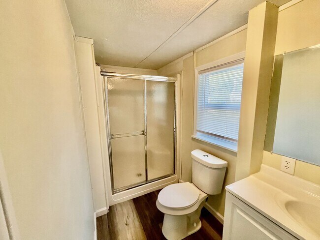 Building Photo - Recently Renovated 2 Bedroom / 2 bathroom ...