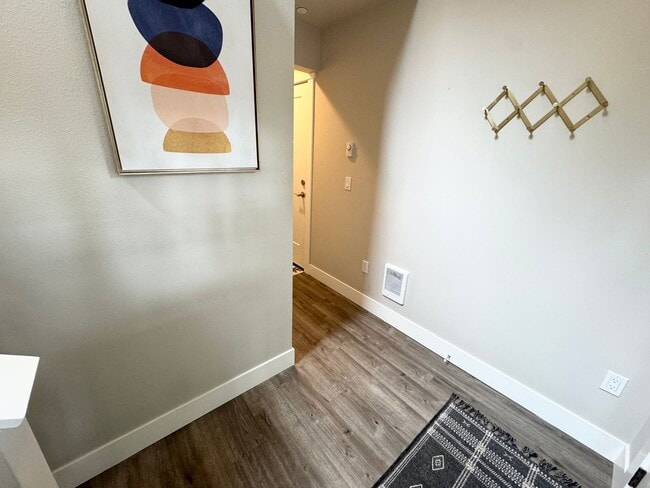 Building Photo - Fully furnished guest house 2 bedroom spaces DADU unit