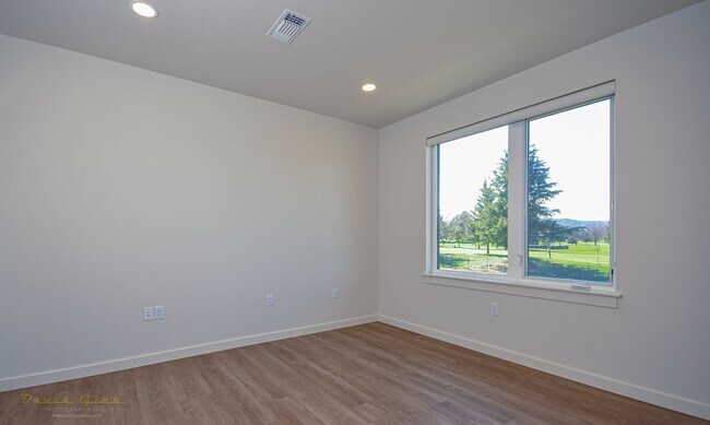 Building Photo - Pool-View Ground Floor Flat - Available Mid May