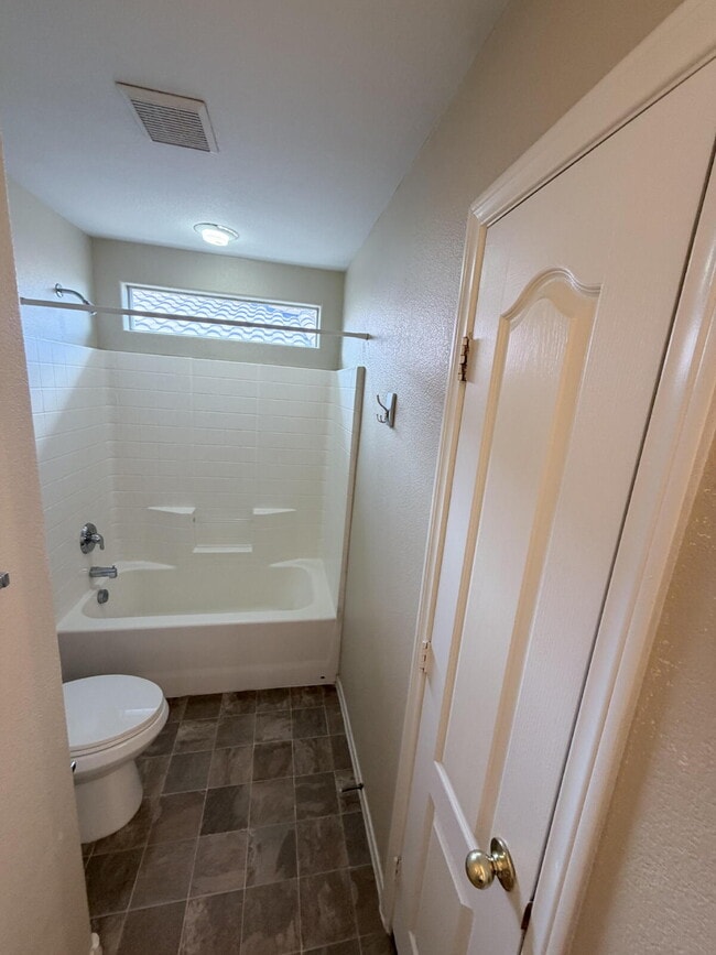 Building Photo - 3 bd 2.5 bath with LOFT